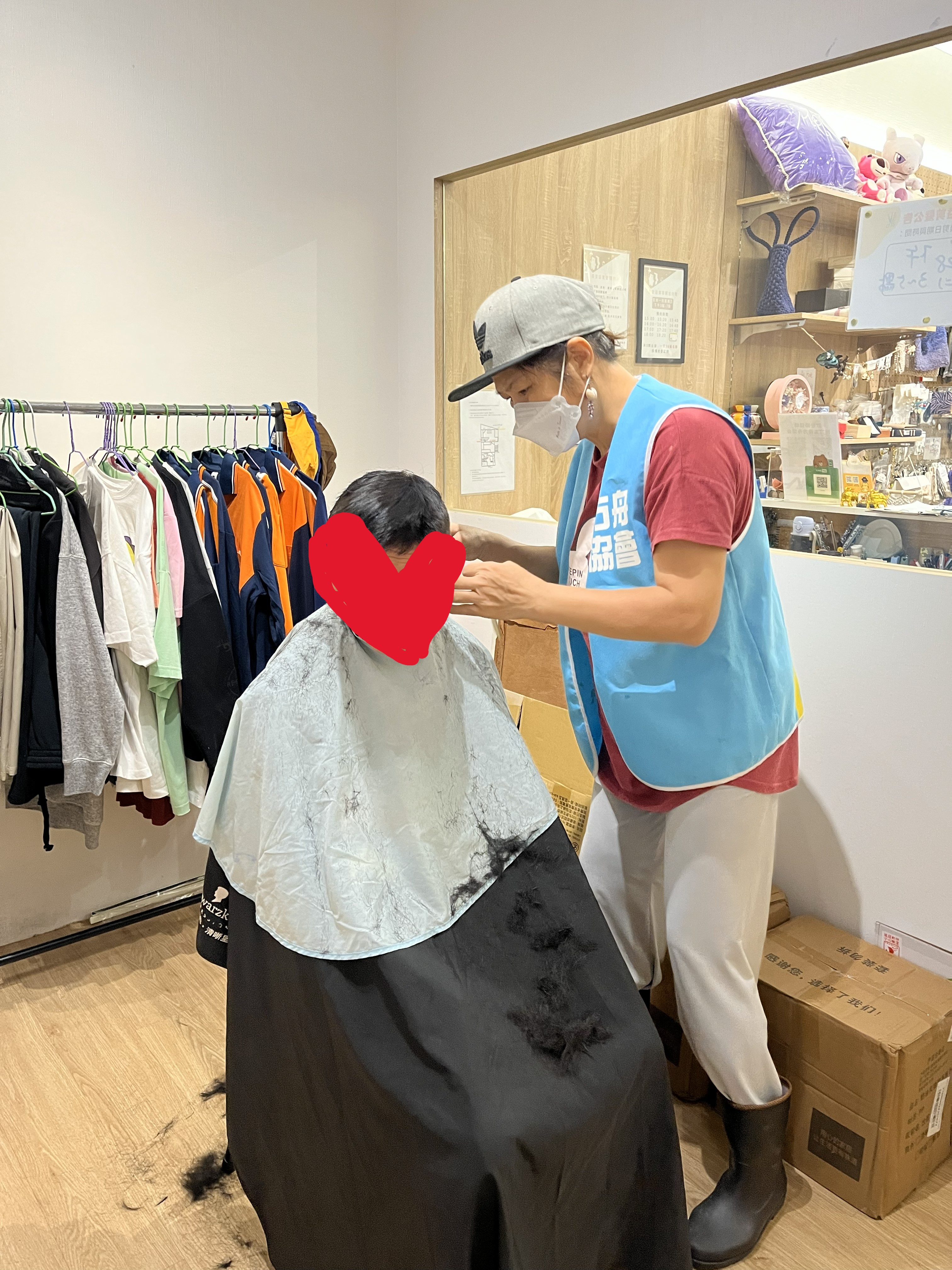 方舟協會 志工幫街友剪頭髮