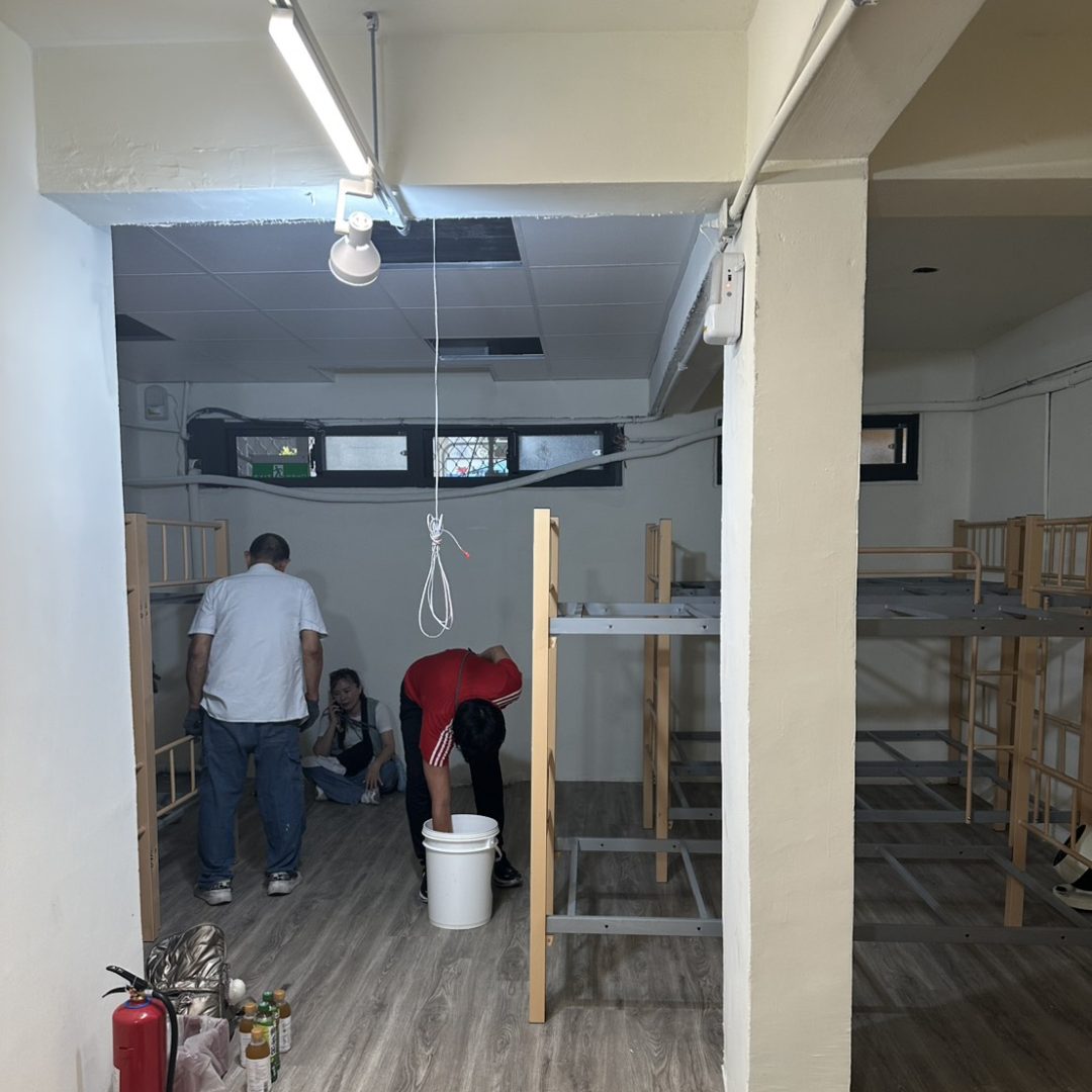 上下舖安裝 我們找了方舟志工來協助安裝