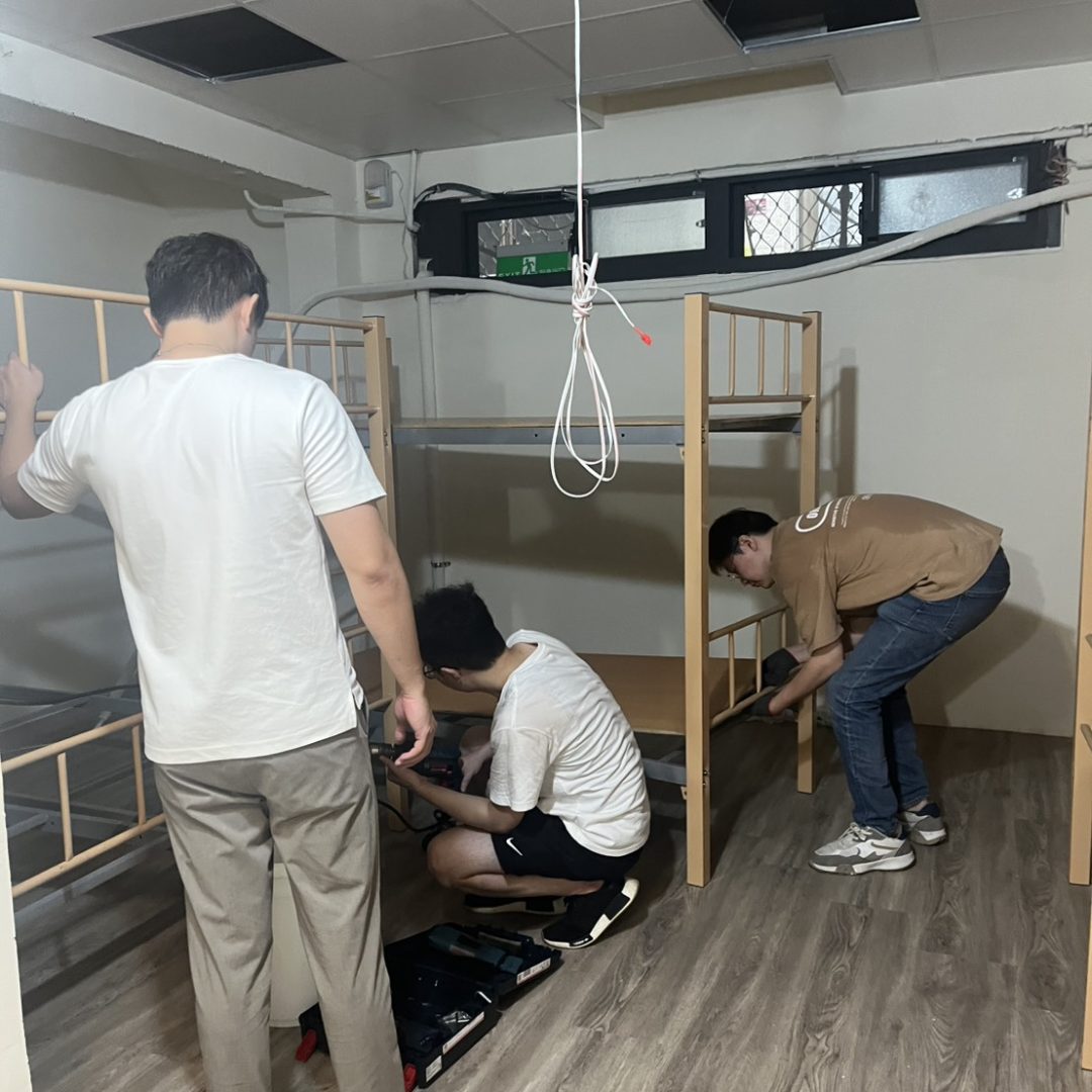 加入上下舖的床板 並加強固定